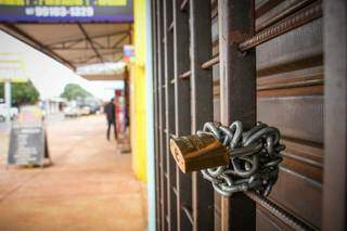 Serviços não essenciais como bares e lojas do comércio, deverão ficar de portas fechadas pelas próximas duas semanas. (Foto: Henrique Kawaminami)