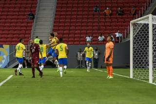 Jogadores em campo durante a partida desta noite. (Foto: Estadão Conteúdo) 