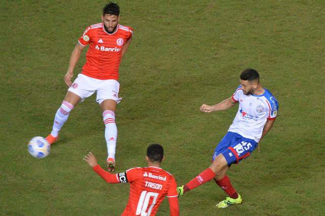 Ap&oacute;s semana desastrosa, Internacional vence o Bahia com um jogador a menos