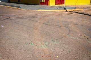 No asfalto, as marcas do &#34;zerinho&#34; que a galera insiste em fazer todo final de semana no Serra Azul. (Foto: Henrique Kawaminami)