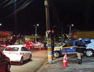 323 veículos foram fiscalizados durante blitz na noite deste domingo (Foto: Divulgação)
