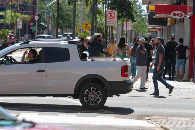 Nem decreto segura popula&ccedil;&atilde;o em casa e Centro tem movimenta&ccedil;&atilde;o de dia normal