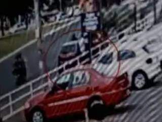 Veículo Fiat Punto vinho, circulado de vermelho na imagem, foi o ponto de partida para investigação do Garras após roubo na Caixa em 2019. (Foto: Reprodução de processo)