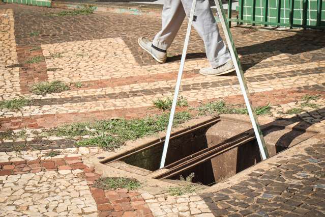Com ferro valorizado, tampa de bueiro vira a nova febre dos furtos na rua 