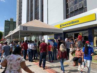 Agência do Banco do Brasil com grandes filas formadas por clientes (Foto: Divulgação)