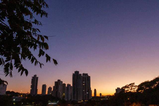 Temperaturas amenas e c&eacute;u aberto predominam nesta segunda-feira