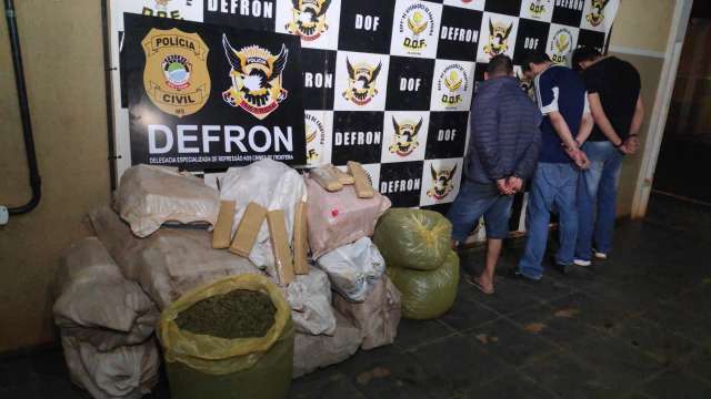 Trio &eacute; preso com 351 quilos de maconha e skunk em oficina de fachada 