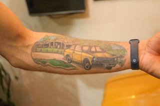 Sítio e Chevette do avô viraram tatuagem no braço de Wagner. (Foto: Paulo Francis)