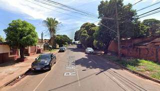 Carros na rua Afonso Pena onde a conveniência está localizada, em Dourados. (Foto: Street View)