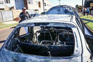 William, dono do carro, registra situação que o veículo ficou após chamas (Foto: Henrique Kawaminami)