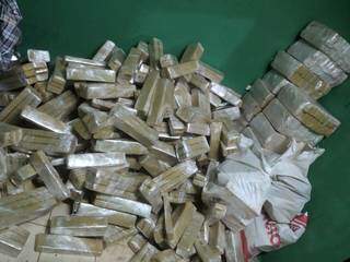 Tabletes de maconha em quarto usado por traficantes. (Foto: Polícia Civil) 