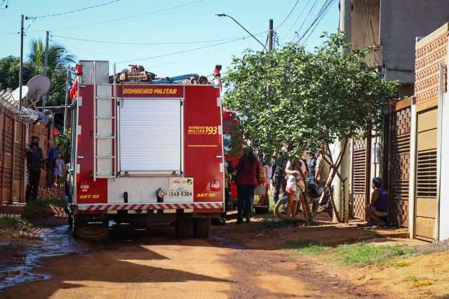 Mulher amea&ccedil;a pelas redes sociais que vai colocar fogo em casa e mobiliza bairro