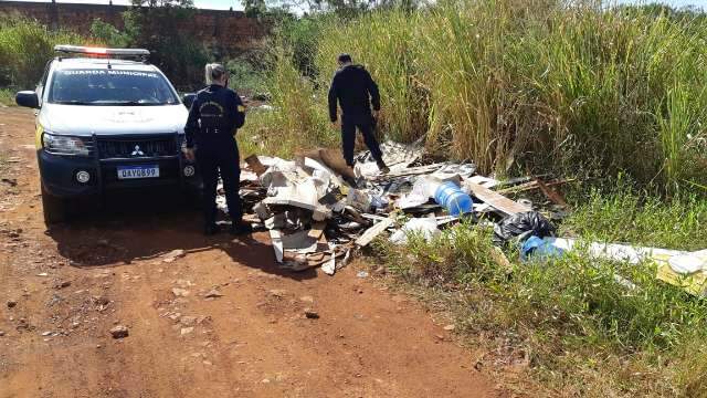 Nem multa de R$ 1 milh&atilde;o assusta e lix&otilde;es clandestinos se espalham pela cidade