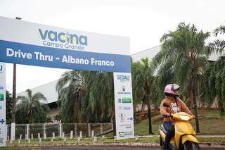 Entrada de de ponto de vacinação, no Albano Franco, em Campo Grande, que está com a campanha parada por falta de doses. (Paulo Francis)