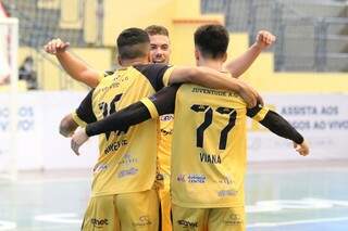 Equipe douradense comemorando gol em vitória conquistda domingo (Foto: Roni Muller/Assoeva Futsal)