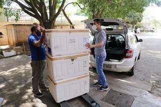 Doses de vacina são carregadas para chegarem ao interior (Foto: Arquivo)