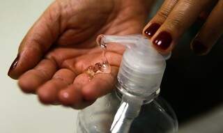 Mulher usa álcool em gel para higienizar as mãos (Foto: Marcello Casal Jr/Agência Brasil)