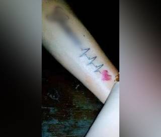 Tatuagem no braço de homem caçado por atear fogo à casa da ex-mulher. (Foto: Reprodução das redes sociais)
