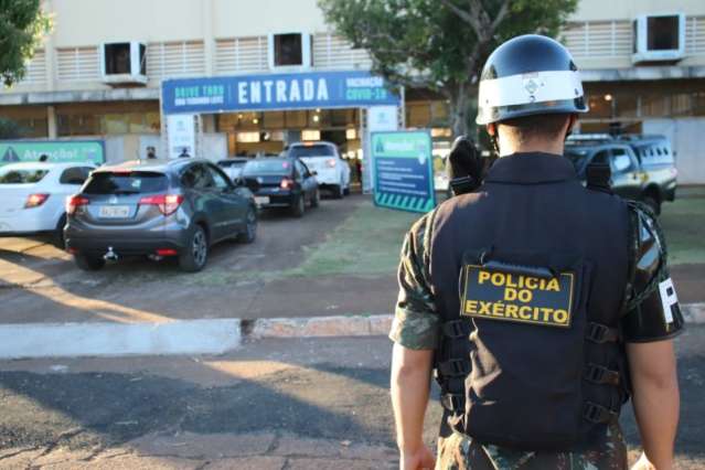 Novo drive-thru de vacina imuniza 500 contra covid, mas doses estão acabando