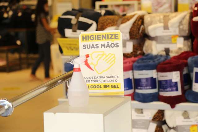 Aberto 100%, única prevenção à covid no comércio agora é o álcool em gel