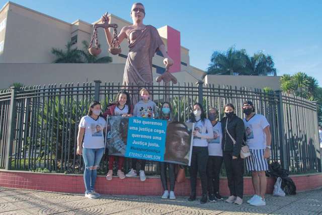 Impedida de assistir j&uacute;ri, fam&iacute;lia &ldquo;acampa&rdquo; em frente do F&oacute;rum e pede justi&ccedil;a