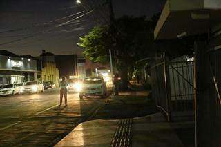 Escuridão também toma conta das ruas no entorno. (Foto: Kísie Ainoã)