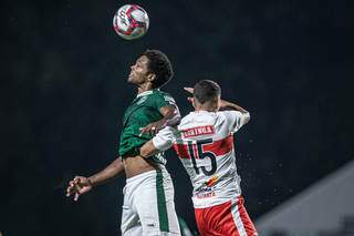 Bruno Mezenga jogador do Goiás disputa lance com Alexandre jogador do CRB durante partida no estádio Serrinha pelo campeonato Brasileiro B 2021. (Foto: Estadão Conteúdo) 