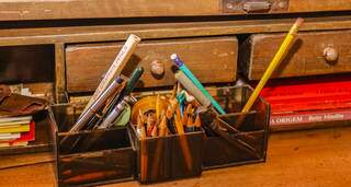 Na escrivaninha do poeta, os lápis que Manoel usava até ficarem bem pequenininhos. (Foto: Marithê do Céu)