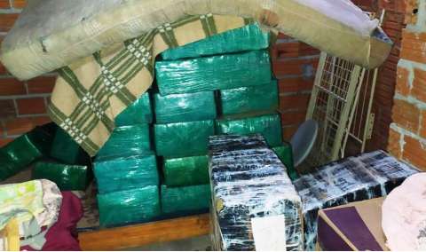 Adolescente atravessa fronteira com mais de 1 tonelada de maconha