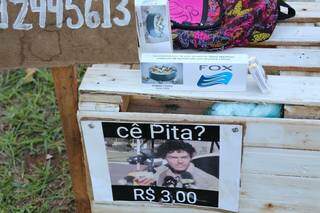 &#34;Cê pita?&#34;, diz a outra placa se referinco ao cigarro que Rafael vende (Foto: Paulo Francis)