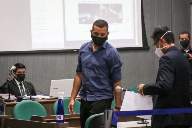 No tribunal, mulher que teve 40% do corpo queimado pede a absolvi&ccedil;&atilde;o do marido 