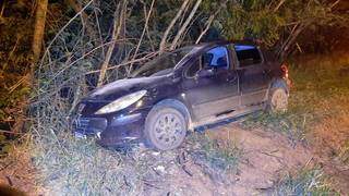 Veículo abandonado por criminosos às margens de matagal. (Foto: Polícia Militar)