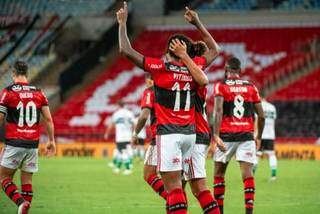 Jogadores comemorando a vitória desta noite. (Foto: Alexandre Vidal / CRF)