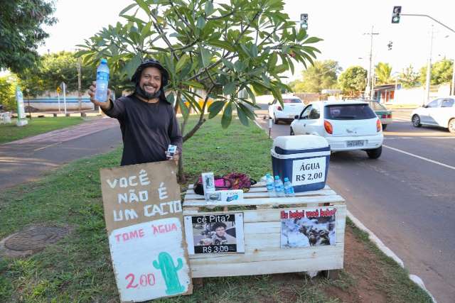 Vendedor ganha freguesia com “kit pedreiro” e bom humor em avenida 