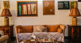 No sofá da sala, canto preferido de Manoel segue &#34;amassado&#34; lembrando de onde se sentava o poeta. (Foto: Marithê do Céu)