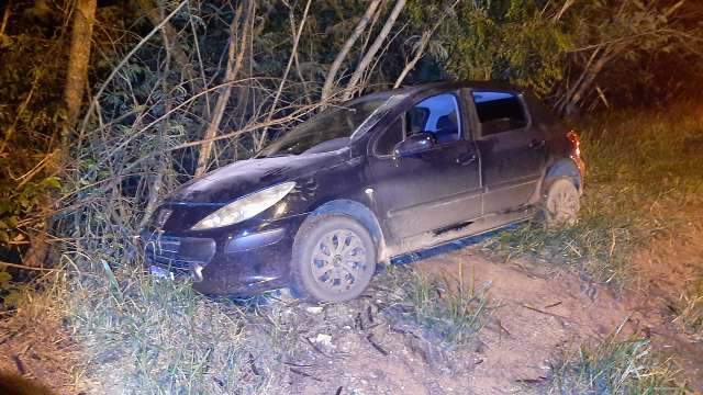 Durante persegui&ccedil;&atilde;o, ladr&otilde;es fogem da pol&iacute;cia saltando de carro em movimento
