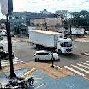 Caminhão estraga em cruzamento e tumultua trânsito na Vila Alba