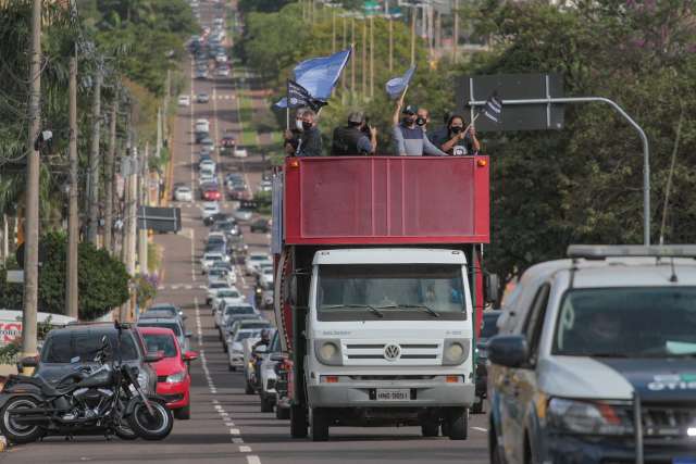 Banc&aacute;rios atravessam Capital para pedir prioridade na vacina&ccedil;&atilde;o contra covid