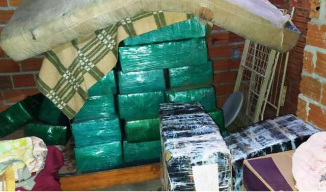 Adolescente atravessa fronteira com mais de 1 tonelada de maconha