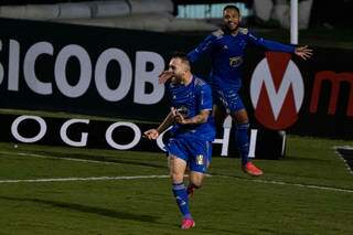 Bruno José jogador do Cruzeiro comemora seu gol durante partida contra o Ponte Preta no estádio Moises Lucarelli pelo campeonato Brasileiro B 2021. (Foto: Estadão Conteúdo) 