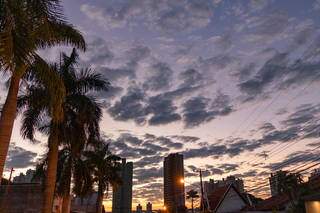 Campo Grande amanheceu com sol entre nuvens (Foto: Henrique Kawaminami)
