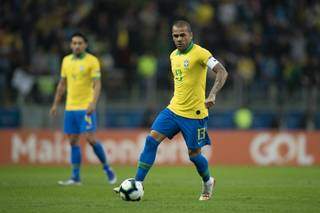Daniel Alves em campo com a camisa da seleção brasileira (Foto: CBF)