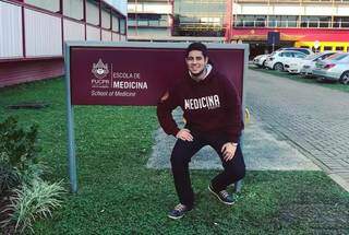 Marcos Vinício em frente à PUC-PR, onde cursava Medicina até ser assasinado (Foto: Reprodução das redes sociais)