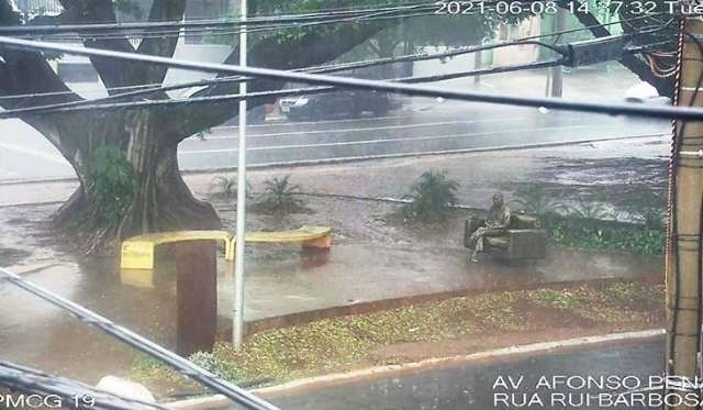 Depois de ter p&eacute; amputado e furtado, est&aacute;tua de Manoel enfim ganha c&acirc;mera