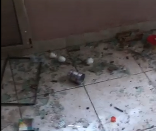 Pedaços de vidro e coisas quebradas na casa da vítima. (Foto: Reprodução)