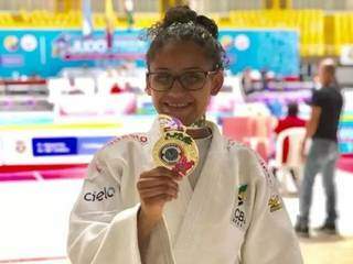 Alexia com a medalha de ouro conquistada nos Jogos Pan-Americanos (Foto: Arquivo pessoal)