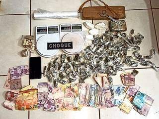 Droga e dinheiro apreendidos pelo Batalhão de Choque (Foto: BPMChoque/Divulgação)