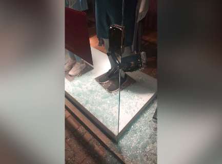 Ladrões estouram porta de vidro de loja fitness na Euclides da Cunha