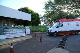 Ambulância chega com paciente ao Hospital Regional de Campo Grande. (Foto: Arquivo)