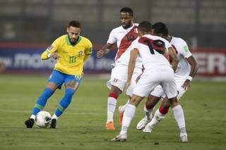 Neymar tenta passar pela marcação peruana em jogos das Eliminatórias da Copa (Foto: CBF)